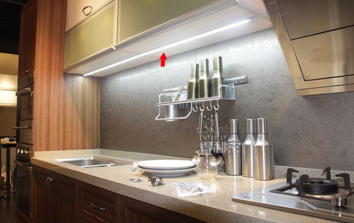 (五)厨房做菜切菜的位置如果有吊柜,安装灯管